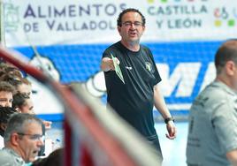 Miguel Ángel Peñas se dirige a los árbitros en el partido frente al Rocasa.