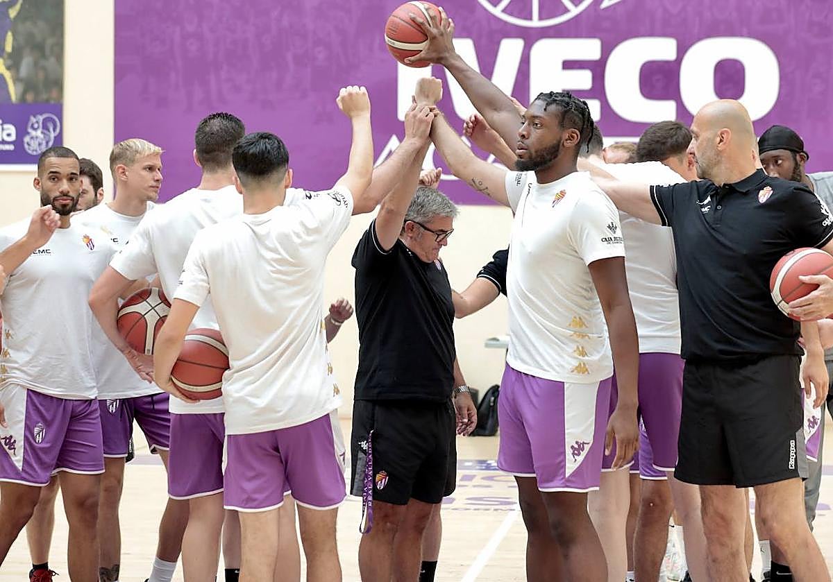 Los jugadores del UEMC hacen piña junto a Paco García en una sesión en el frontón del pabellón Pisuerga.