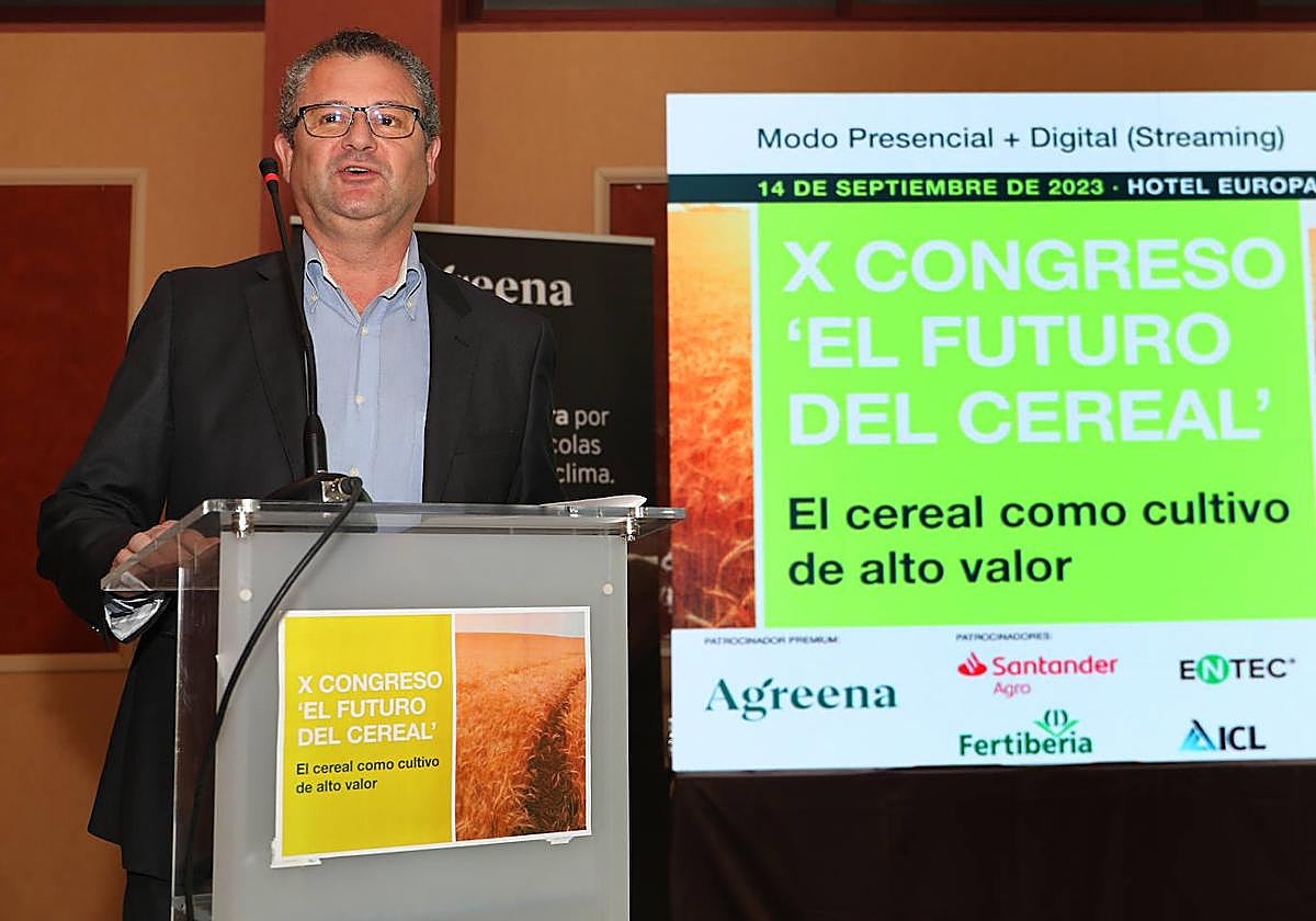 Gerardo Dueñas, durante el congreso celebrado en Magaz.