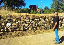 Carlos Álvarez Lagarejos observa al ciervo 'Carlitos' al lado del hotel, en una imagen retrospectiva.
