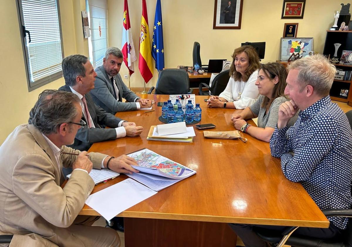 Reunión de los representantes del Ayuntamiento de Palencia con el director general de Deportes.