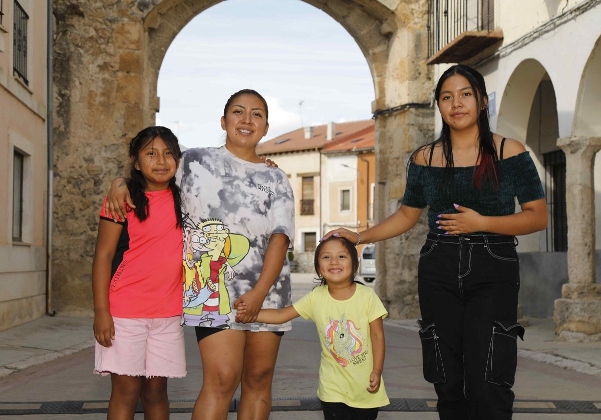 Naydelin, Jessica, Chloe y Britanny a su llegada a Pesquera de Duero, junto al emblemático arco que da acceso a la Plaza Mayor.