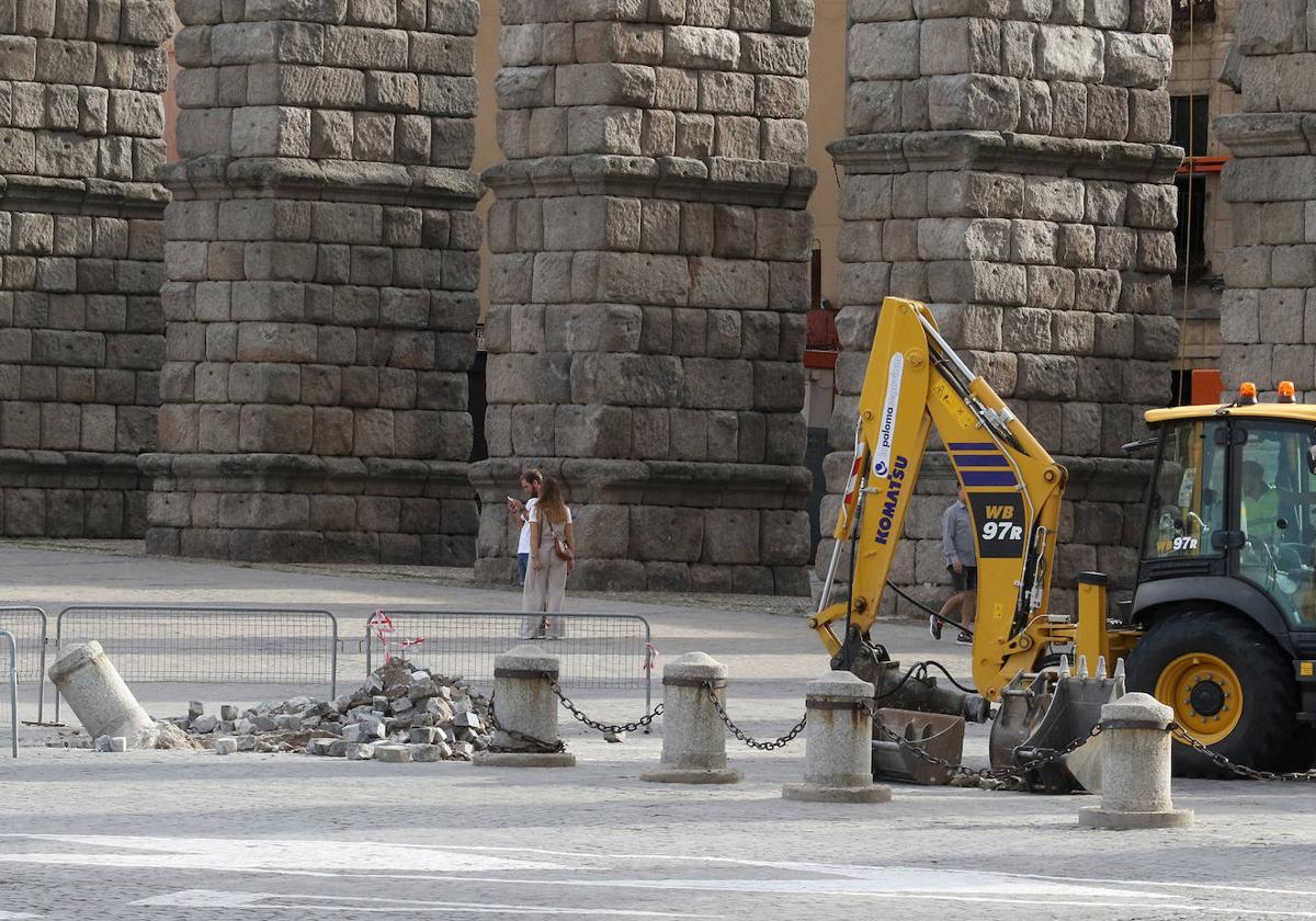 Eliminación de bolardos en la plaza Oriental para que puedan esperar los autobuses urbanos.