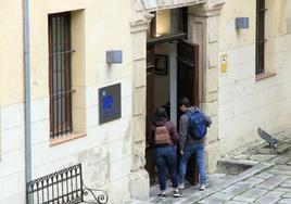 Acceso al campus de IE University en Segovia.