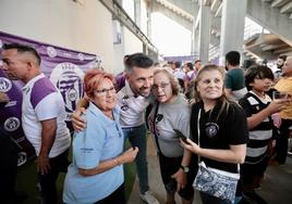 Pezzolano atiende a tres peñistas del Real Valladolid en la gala de la Federación de Peñas.