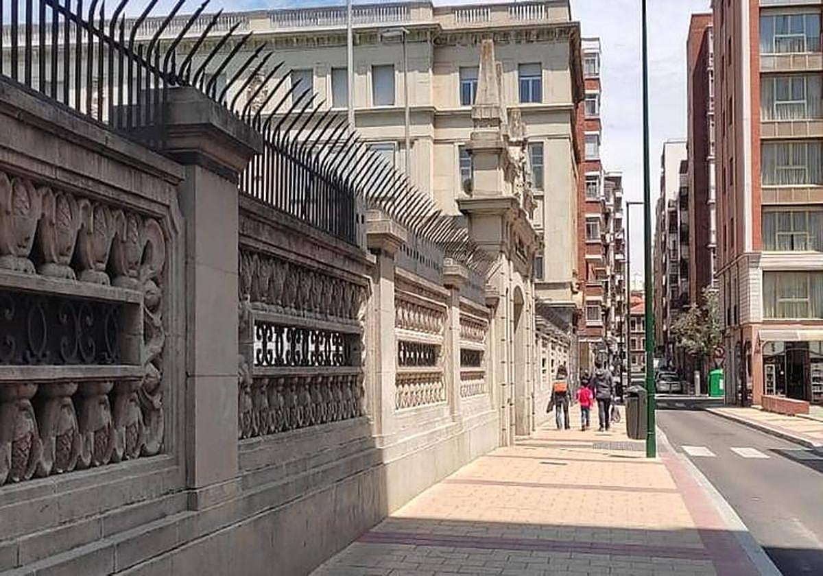 Fachada del Colegio Nuestra Señora de Lourdes.