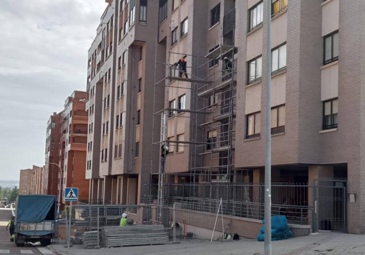 Operarios retiran el andamio del edificio dañado por la explosión de finales de agosto.