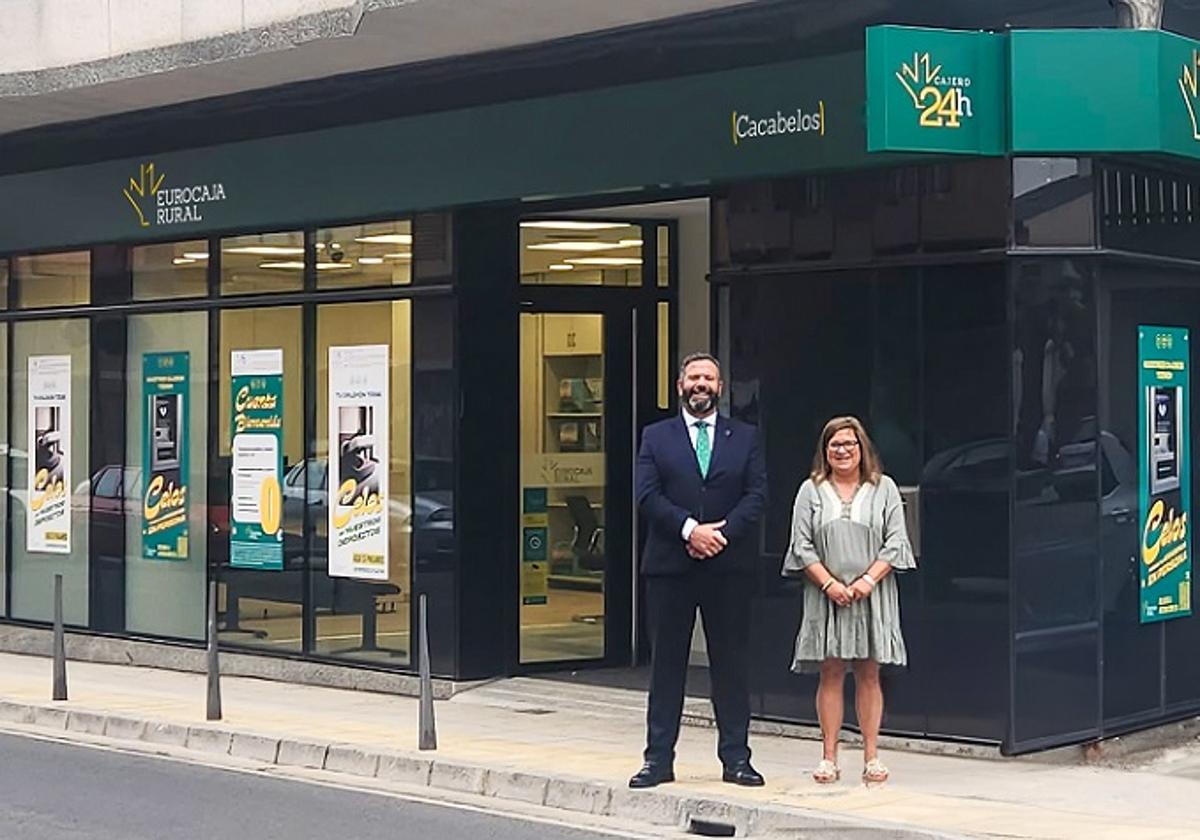 Carlos Martín-Salas, director Red Comercial, y María Jiménez Pérez, responsable de la oficina de Cacabelos.