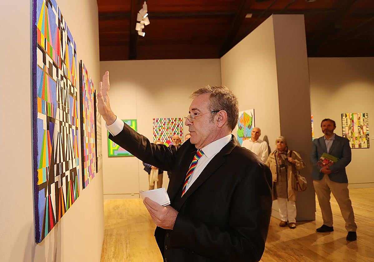 Ramón Margareto contempla uno de sus cuadros.