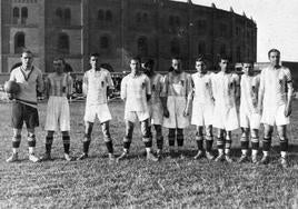 Un equipo blanquivioleta de la temporada 1928-29, en la que se midió por primera vez al Cartagena, su rival de hoy. Posando en el campo de la Sociedad Taurina están, de izquierda a derecha: Castro, Pablo López, Alcántara, Chuchi Pombo, Sarralde, Pipi Pombo, Martín, Pedro San Miguel, Evaristo San Miguel y Enrique.