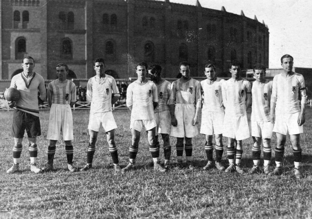 Un equipo blanquivioleta de la temporada 1928-29, en la que se midió por primera vez al Cartagena, su rival de hoy. Posando en el campo de la Sociedad Taurina están, de izquierda a derecha: Castro, Pablo López, Alcántara, Chuchi Pombo, Sarralde, Pipi Pombo, Martín, Pedro San Miguel, Evaristo San Miguel y Enrique.