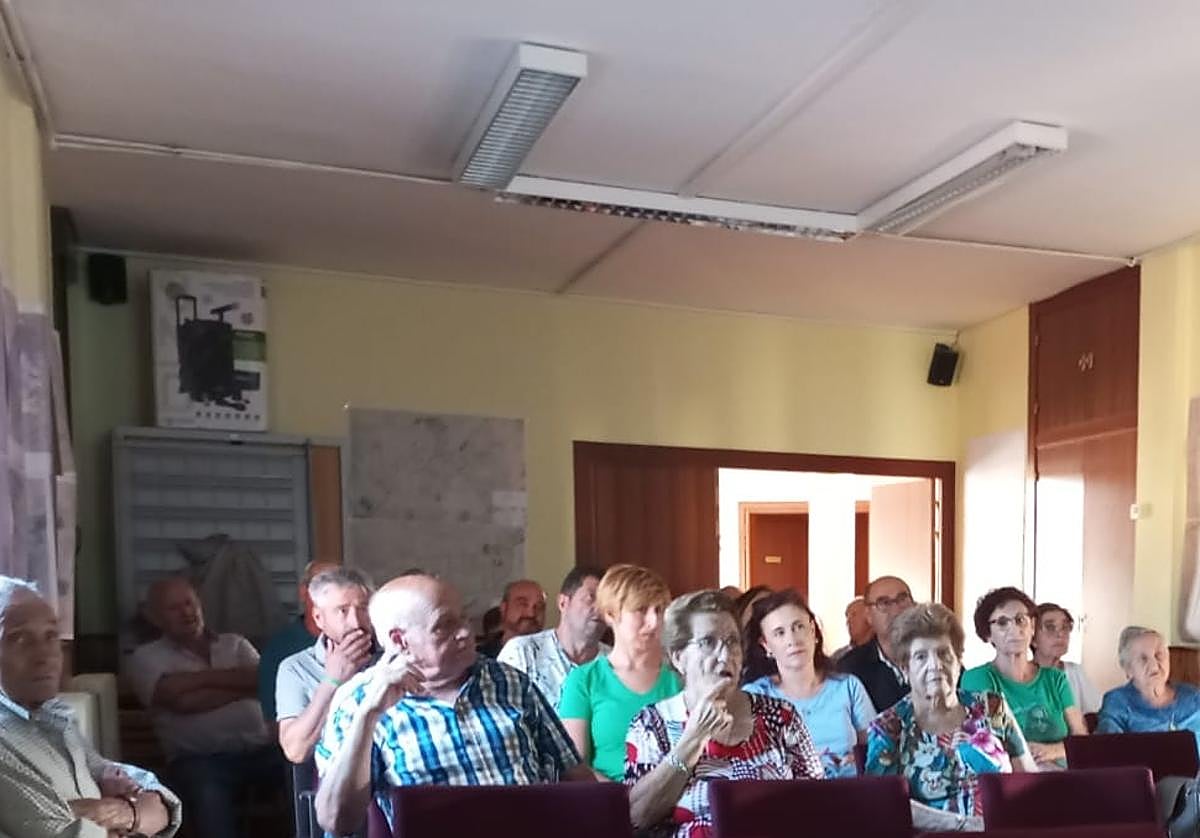Numerosos vecinos asistieron a la reunión informativa organizada por el Ayuntamiento.