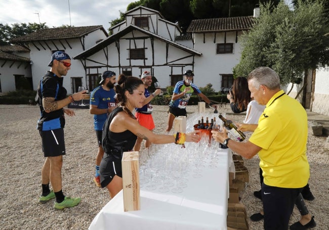 Corredores reponiendo fuerzas y tomando un vino en Dehesa de los Canónigos.