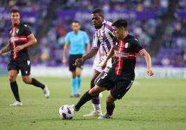 Cédric intenta robarle un balón al defensa del Cartagena.