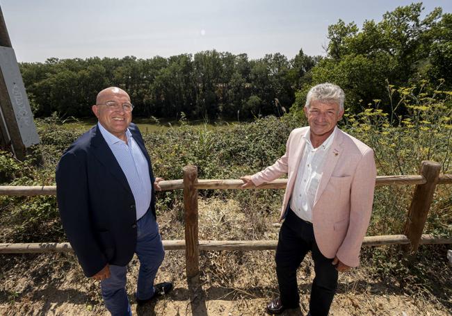 Jesús Julio Carnero y Sarbelio Fernández, en el lugar propuesto para construir la nueva pasarela entre Valladolid y Arroyo.