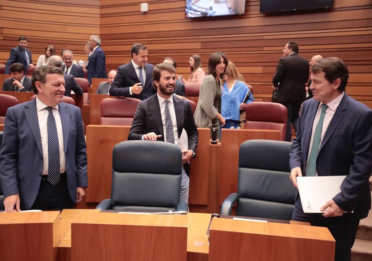 Mañueco departe con el vicepresidente García-Gallardo y con el consejero de la Presidencia, Luis Miguel González Gago, antes del inicio del primer pleno de septiembre.