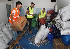 Tarik, Azid y El Mehdi colocan parte de la ayuda recogida en el Centro Islámico de Palencia.