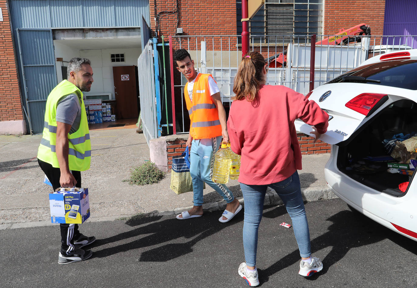 Una mujer entrega ayuda al Centro Islámico de Palencia.