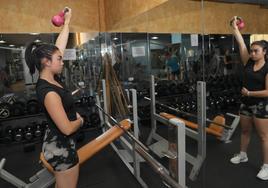 Una joven realiza ejercicio en un gimnasio.