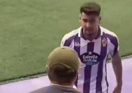 Luis Pérez se encara con un seguidor del Real Valladolid durante el descanso del partido ante el Cartagena