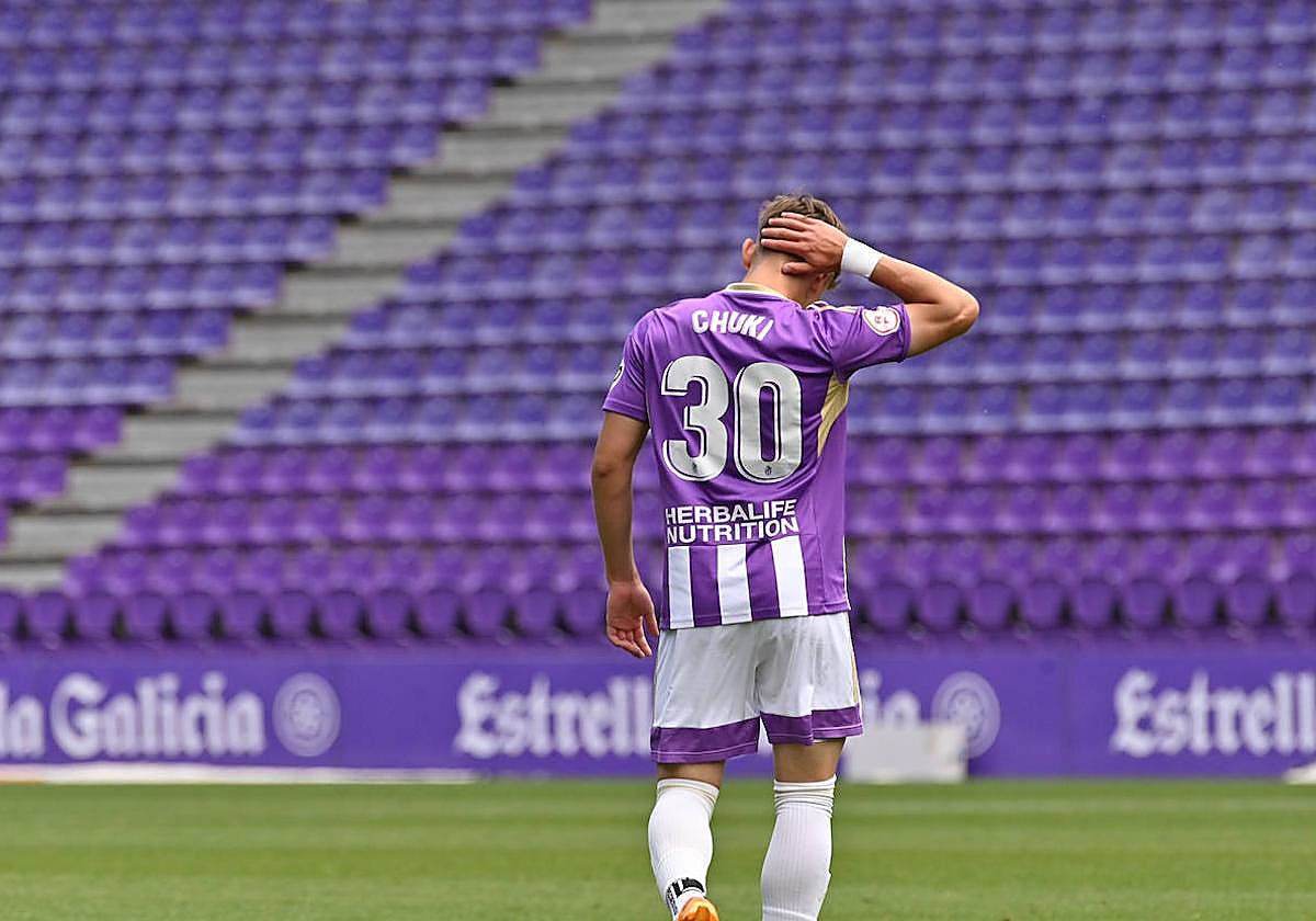 Chuki se lleva la mano a la cabeza en un partido del Promesas en Zorrilla.
