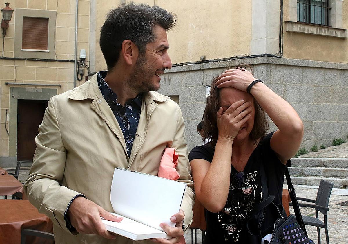 El periodista Carlos del Amor firma un libro a una seguidora emocionada, este domingo.