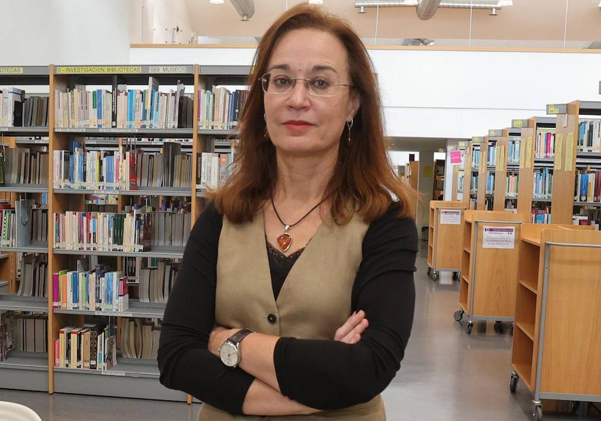 Amalia Rodríguez, en la biblioteca del campus.