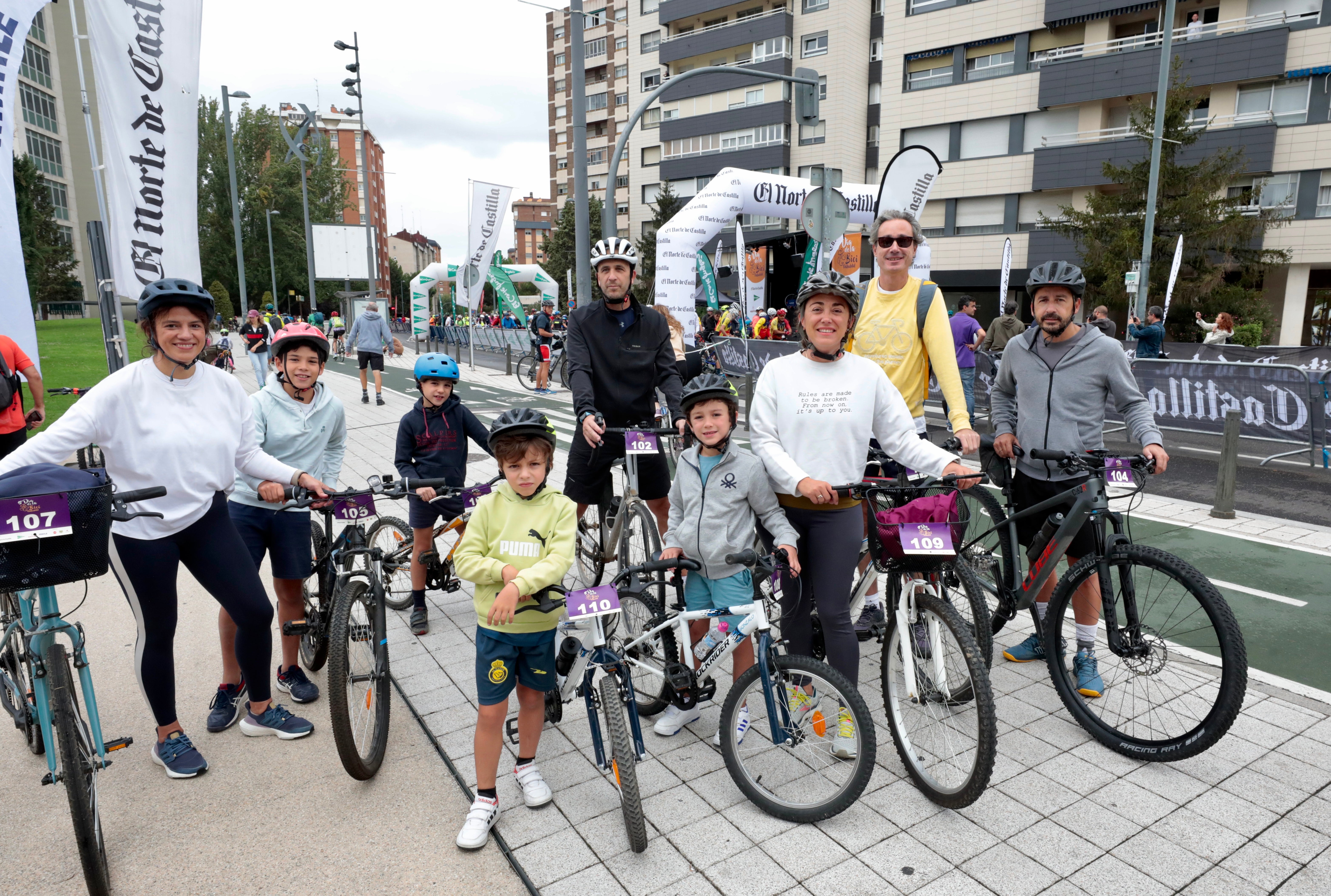 María González, consejera de Movilidad y Transición digital (tercera por la derecha), junto a su familia.