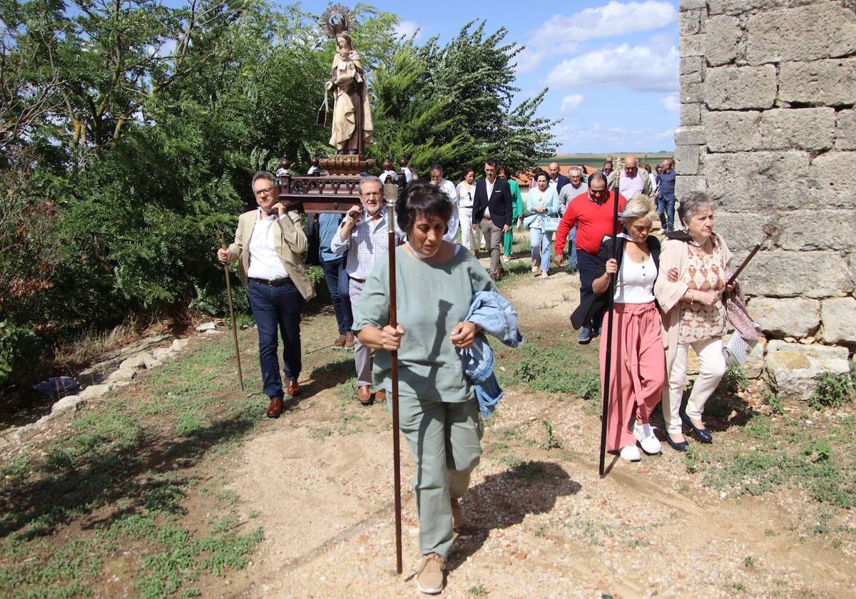 Los cofrades portan la imagen de la Virgen del Carmen.