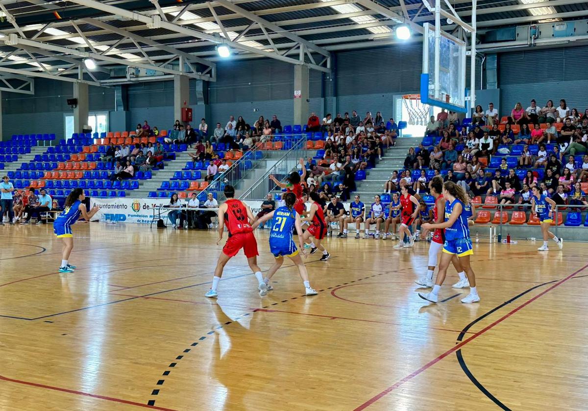 Partido entre el Ponce Valladolid y el Baloncesto Femenino León en el polideportivo Pilar Fernández Valderrama.