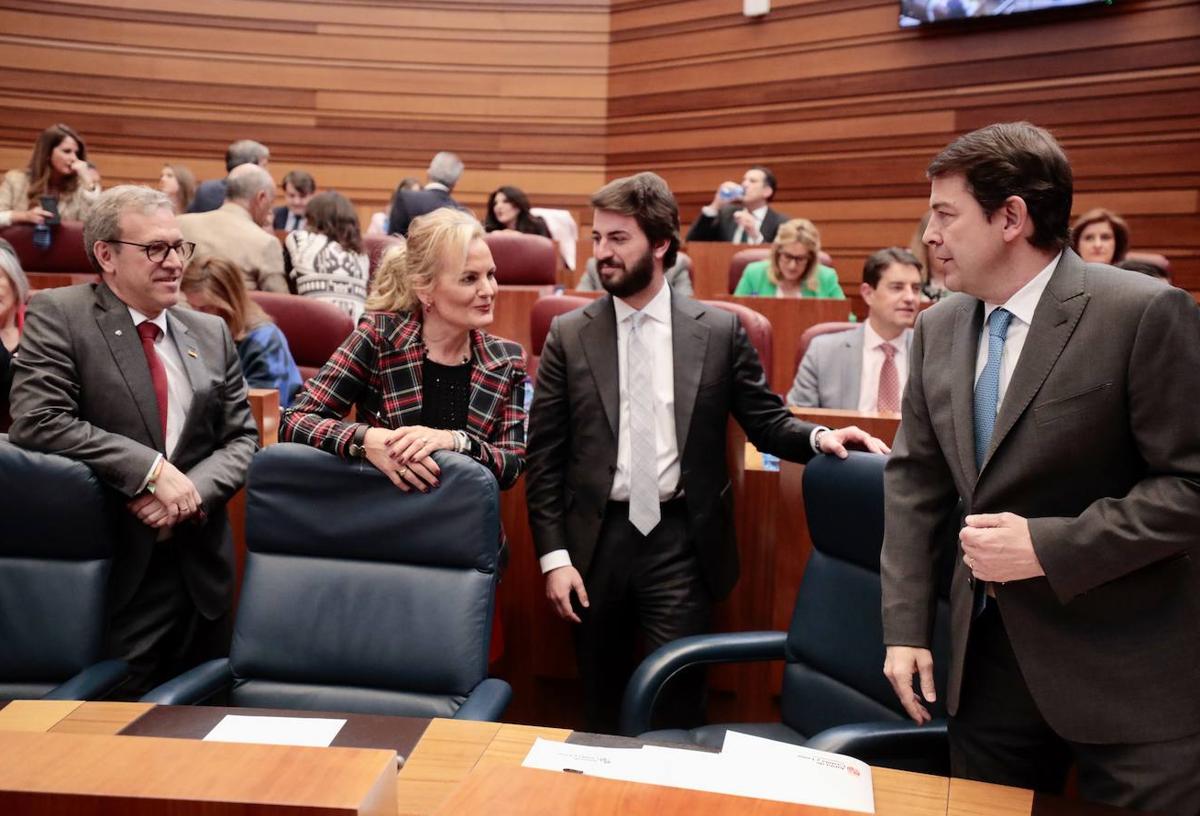 Veganzones, Gallardo y Mañueco conversan con la procuradora María Luisa Calvo (Vox) al inicio de un pleno del mes de abril.