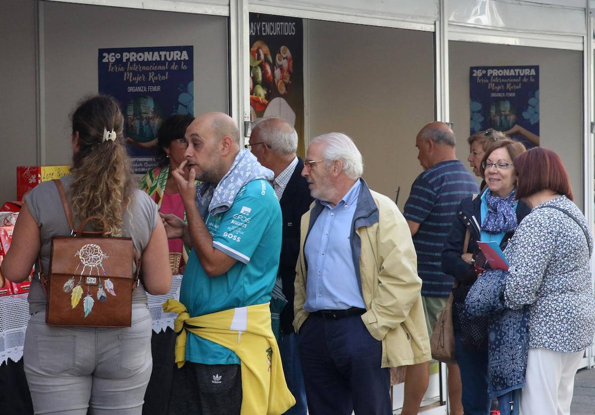 Varias personas asisten a la feria Pronatura en la ciudad de Segovia.