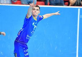 Pablo Herrero celebra un gol ante el Puerto Sagunto.