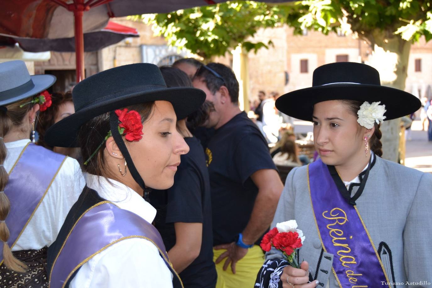 Alegría y color en Astudillo en las fiestas de la Santa Cruz