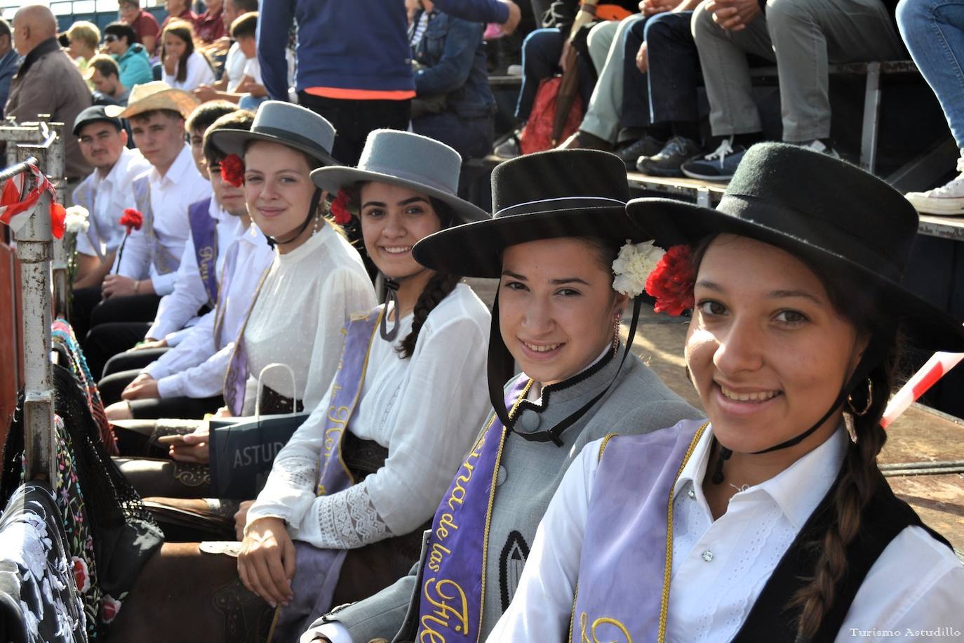 Alegría y color en Astudillo en las fiestas de la Santa Cruz