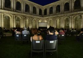 Una de las proyecciones nocturnas en el patio del claustro del Museo Patio Herreriano.