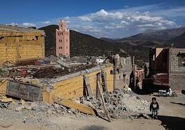 Un niño camino por los edficios derrumbados de Moulay Brahim.