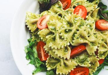 Farfalle con salsa pesto, un plato ligero para despedir el verano