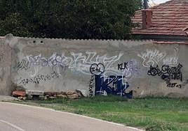 Pintadas en la calle Romero de Segovia.