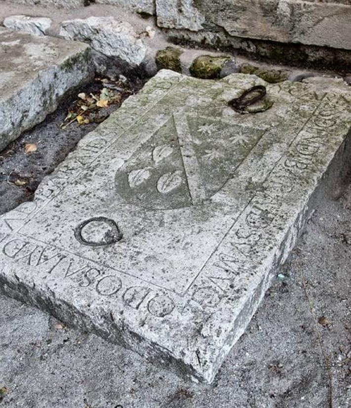 Imagen secundaria 2 - Arriba, fotografía aérea del año 2000, con las excavaciones arqueológicas realizadas en el convento de San Agustín. Debajo, a la izquierda, restos de la capilla del Sacramento o de Santiago, conocida como la del doctor Jerónimo de Espinosa. A la derecha, lápidas funerarias de los enterramientos del convento