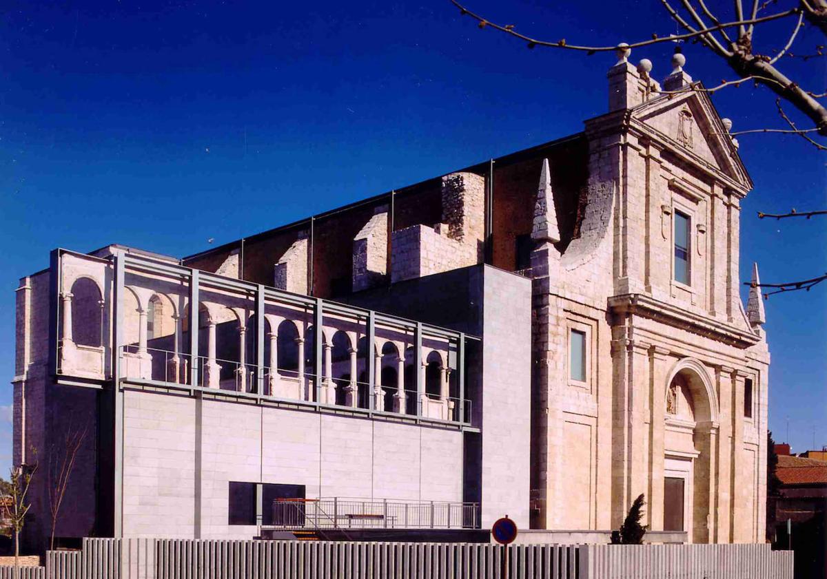 Imagen principal - Arriba, fachada de la iglesia y parque arqueológico, tras las rehabilitación en 2004. A la izquierda, arquería del claustro alto (en detalle a la derecha) y vista general del parque arqueológico.