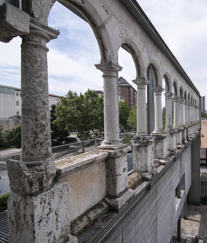 Imagen secundaria 2 - Arriba, fachada de la iglesia y parque arqueológico, tras las rehabilitación en 2004. A la izquierda, arquería del claustro alto (en detalle a la derecha) y vista general del parque arqueológico.