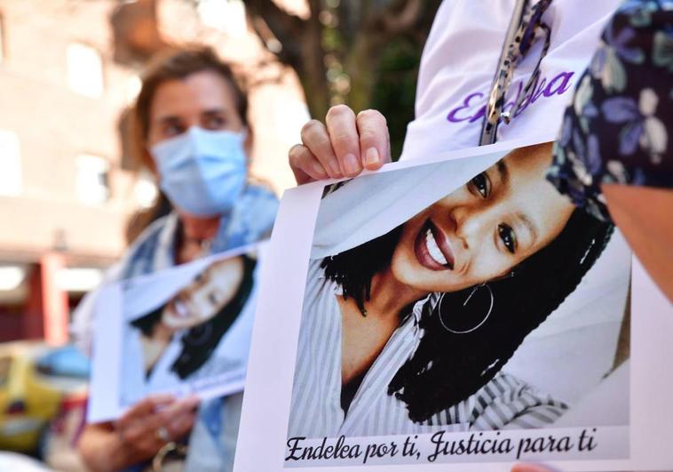 Las personas citadas a declarar en la Comisaría de Delicias llevaban carteles con la imagen de Teresa y camisetas con su palabra favorita en swahili, 'endelea'.