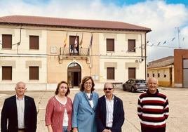 La presidenta de la Diputación, en el centro, delante del edificio restaurado.