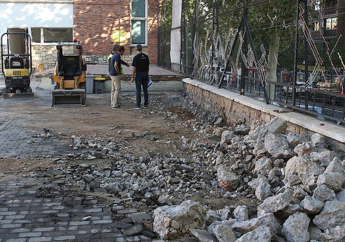 Inicio de los trabajos en el muro exterior del instituto Andrés Laguna.