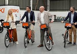 Los dos alcaldes y sus concejales prueban las bicicletas de Biki en las instalaciones del Polígono de Argales.