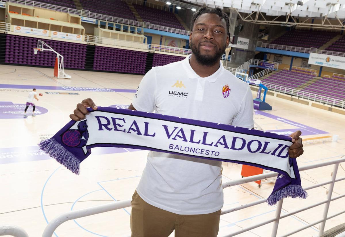 Nwogbo posa en el polideportivo Pisuerga, su nueva casa.