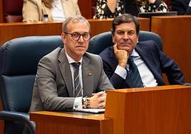 Mañueco se levanta de su escaño tras responder a los tres portavoces, dejando en la bancada azul al vicepresidente y los consejeros Veganzones, Carriedo y González Gago.