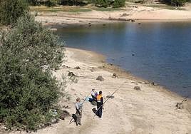 Tres pescadores en las orillas del embalse del Pontón Alto, este martes.