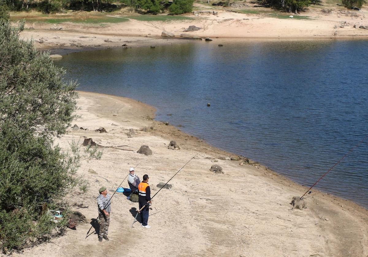 Tres pescadores en las orillas del embalse del Pontón Alto, este martes.